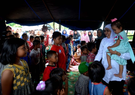 Atasi trauma, Mensos Khofifah hibur anak-anak korban gempa di Aceh