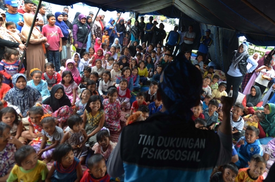 Atasi trauma, Mensos Khofifah hibur anak-anak korban gempa di Aceh