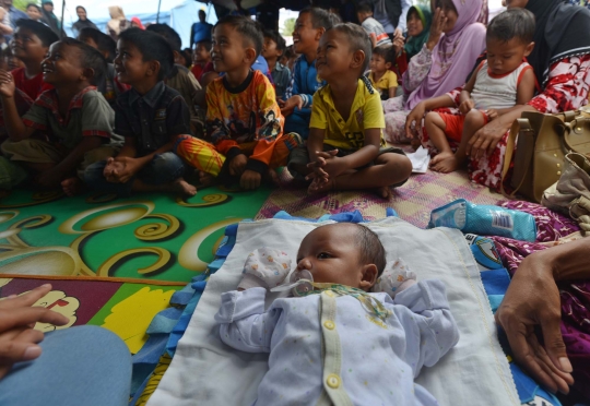 Atasi trauma, Mensos Khofifah hibur anak-anak korban gempa di Aceh