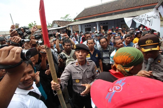 Mau gusur eks-Lokalisasi Semampir, polisi sita bambu runcing & bom