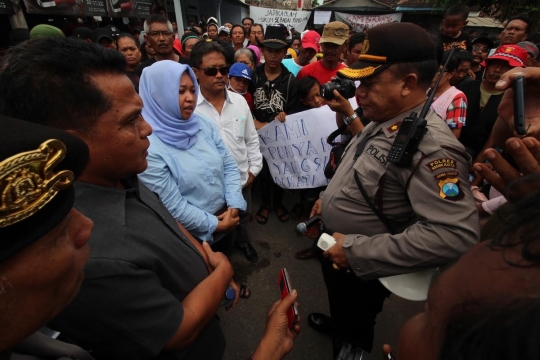 Mau gusur eks-Lokalisasi Semampir, polisi sita bambu runcing & bom