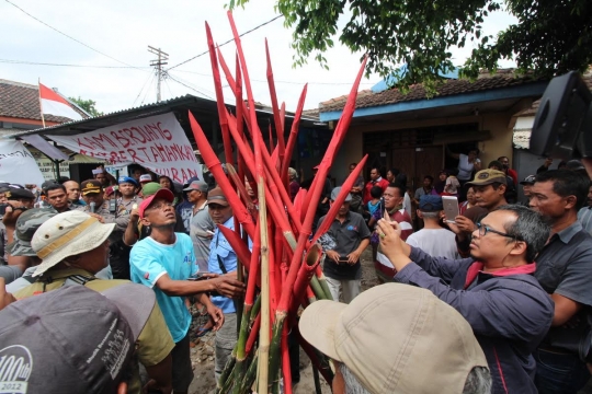 Mau gusur eks-Lokalisasi Semampir, polisi sita bambu runcing & bom