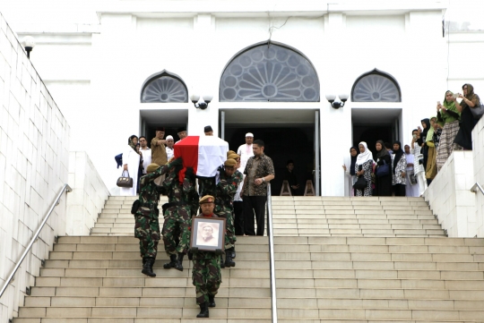 Prajurit TNI AD antar jenazah Mar'ie Muhammad ke TPU Tanah Kusir