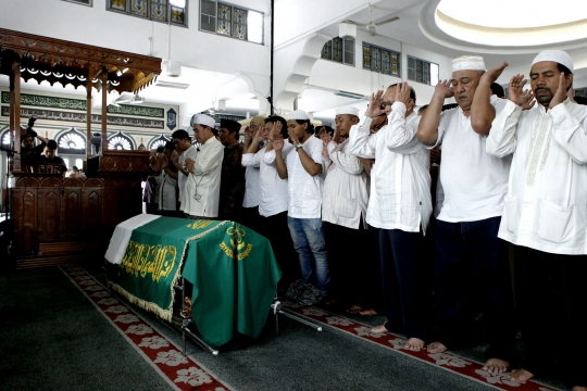 Prajurit TNI AD antar jenazah Mar'ie Muhammad ke TPU Tanah Kusir