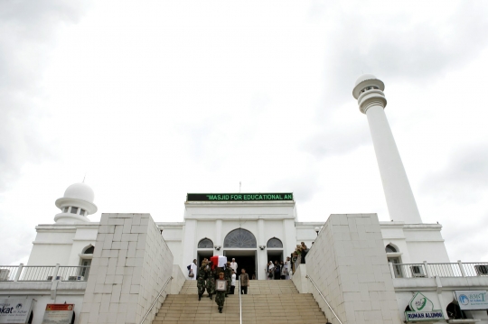 Prajurit TNI AD antar jenazah Mar'ie Muhammad ke TPU Tanah Kusir