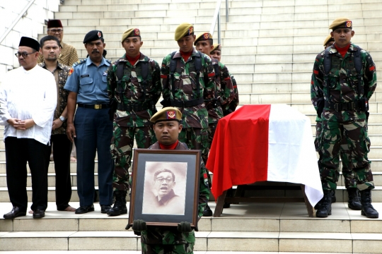 Prajurit TNI AD antar jenazah Mar'ie Muhammad ke TPU Tanah Kusir