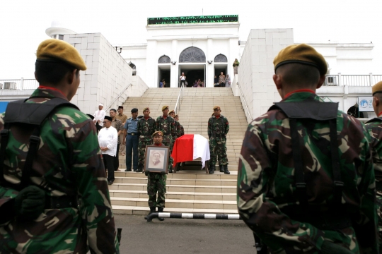 Prajurit TNI AD antar jenazah Mar'ie Muhammad ke TPU Tanah Kusir