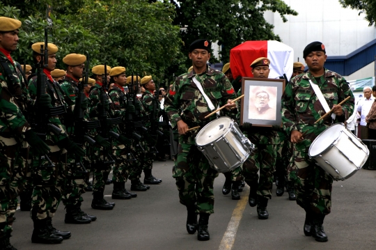 Prajurit TNI AD antar jenazah Mar'ie Muhammad ke TPU Tanah Kusir