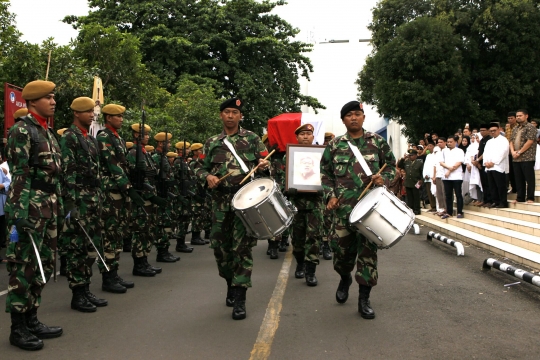 Prajurit TNI AD antar jenazah Mar'ie Muhammad ke TPU Tanah Kusir