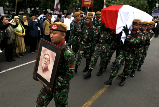 Prajurit TNI AD antar jenazah Mar'ie Muhammad ke TPU Tanah Kusir