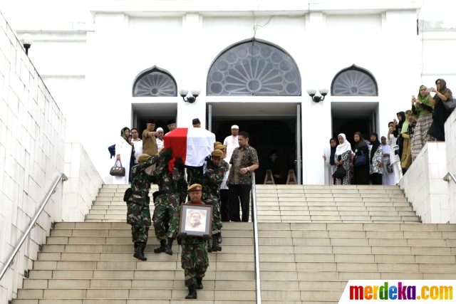 Foto : Prajurit TNI AD antar jenazah Mar'ie Muhammad ke 
