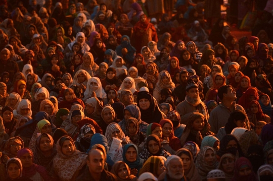 Memanjatkan doa di masjid penyimpan rambut Rasulullah SAW