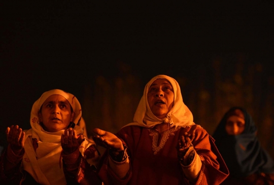 Memanjatkan doa di masjid penyimpan rambut Rasulullah SAW