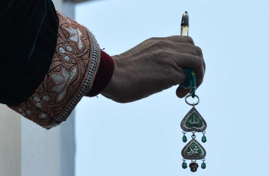 Memanjatkan doa di masjid penyimpan rambut Rasulullah SAW