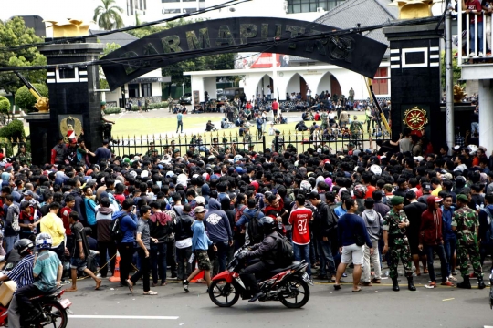 Antrean membeludak, TNI siram pemburu tiket final Piala AFF