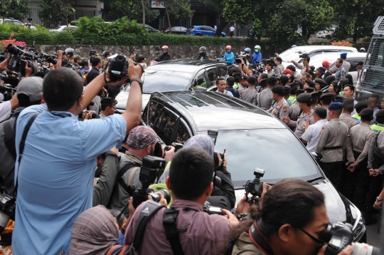 Penampakan lautan manusia saat kawal sidang perdana Ahok