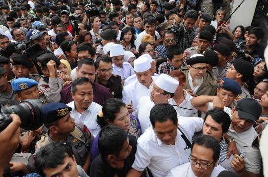 Penampakan lautan manusia saat kawal sidang perdana Ahok