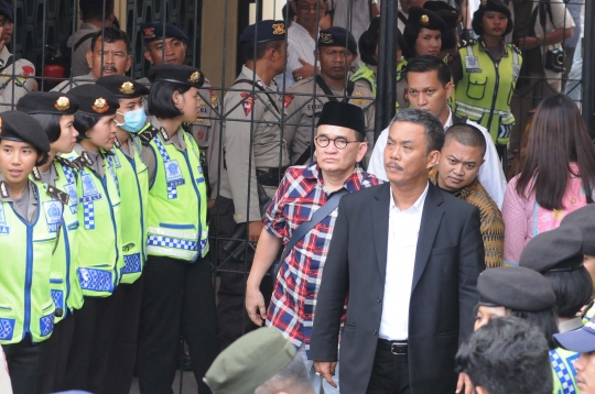 Penampakan lautan manusia saat kawal sidang perdana Ahok