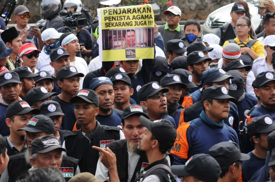 Penampakan lautan manusia saat kawal sidang perdana Ahok