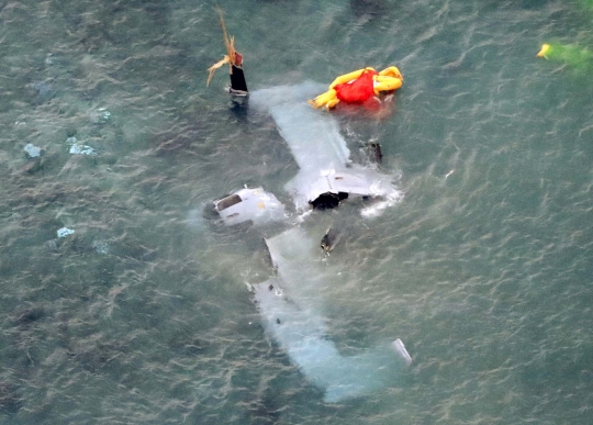 Pesawat Marinir AS jatuh di Jepang, puing berserakan di laut