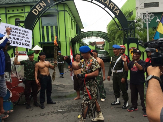 Pamit pensiun, Kopral Bagyo pulang lari sambil bawa obor