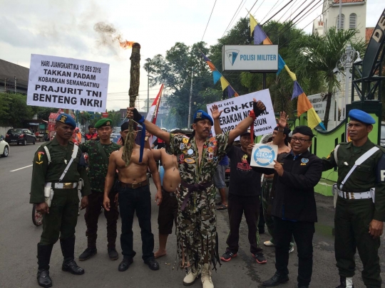 Pamit pensiun, Kopral Bagyo pulang lari sambil bawa obor