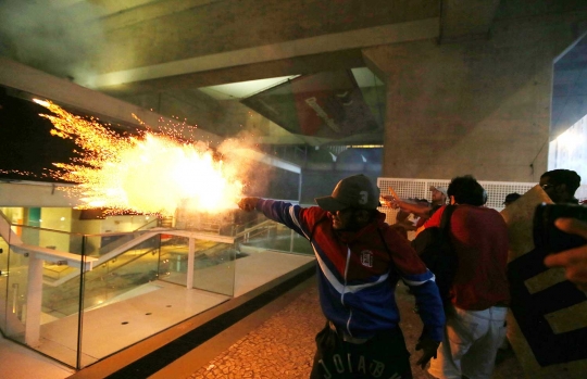 Kemurkaan massa anti-pemerintah demonstrasi di Brasil