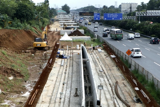 Memantau pembangunan jalur LRT di Tol Jagorawi