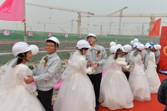 Uniknya pernikahan massal pekerja konstruksi bandara di Beijing