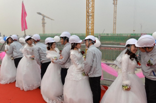 Uniknya pernikahan massal pekerja konstruksi bandara di Beijing