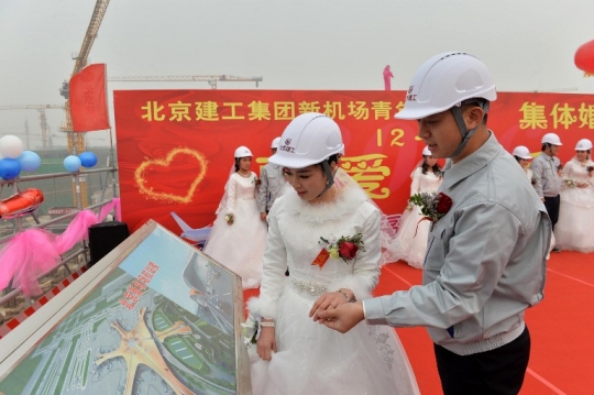 Uniknya pernikahan massal pekerja konstruksi bandara di Beijing