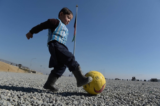 Kegembiraan bocah 'kresek' asal Afghanistan bertemu Messi