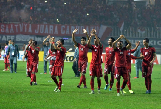 Sujud syukur pemain Indonesia usai menang dramatis atas Thailand