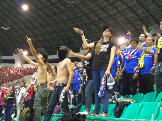 Aksi suporter militan Thailand ramaikan malam final di Pakansari