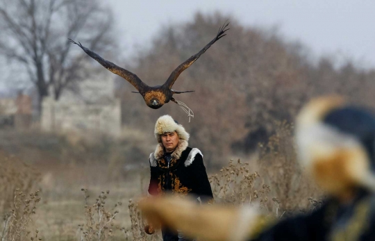 Melihat cara orang Kazakhtan melatih elang emas sampai jinak