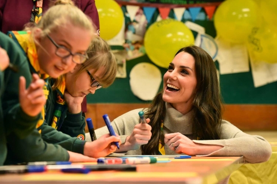 Ekspresi Kate Middleton ketika asyik main bareng anak-anak Pramuka