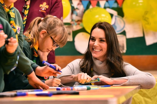 Ekspresi Kate Middleton ketika asyik main bareng anak-anak Pramuka