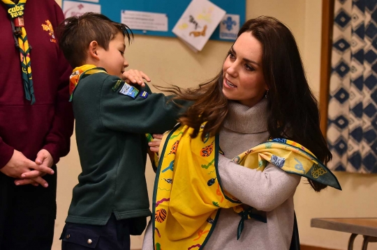 Ekspresi Kate Middleton ketika asyik main bareng anak-anak Pramuka