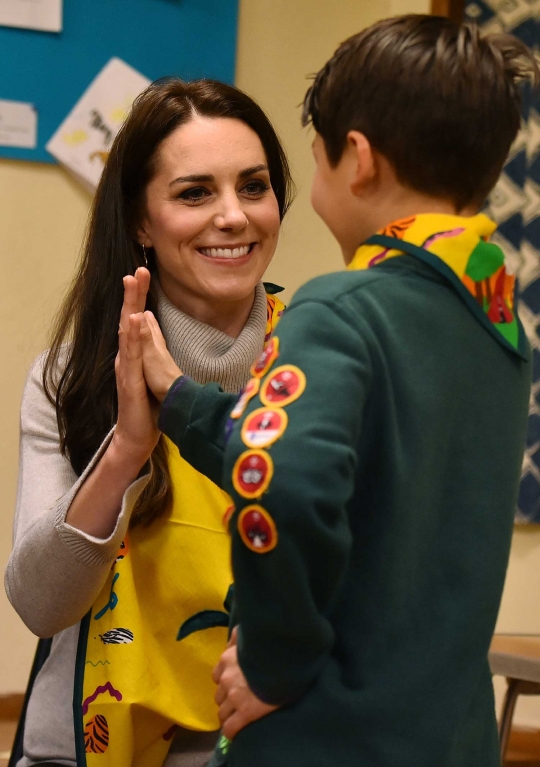 Ekspresi Kate Middleton ketika asyik main bareng anak-anak Pramuka