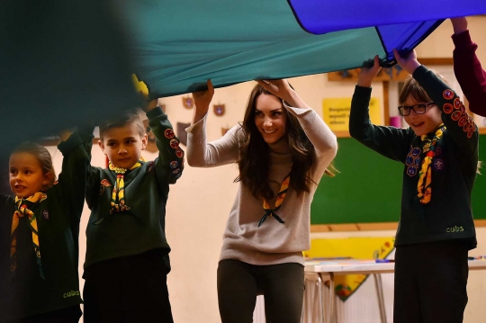 Ekspresi Kate Middleton ketika asyik main bareng anak-anak Pramuka