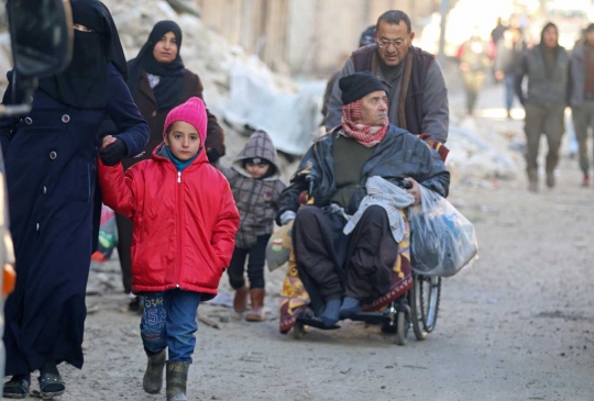 Evakuasi ribuan warga meninggalkan kota perang Aleppo