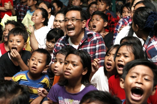 Keseruan Djarot nobar Thailand vs Indonesia di Rusun Marunda