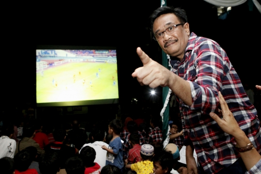 Keseruan Djarot nobar Thailand vs Indonesia di Rusun Marunda
