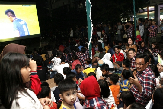 Keseruan Djarot nobar Thailand vs Indonesia di Rusun Marunda