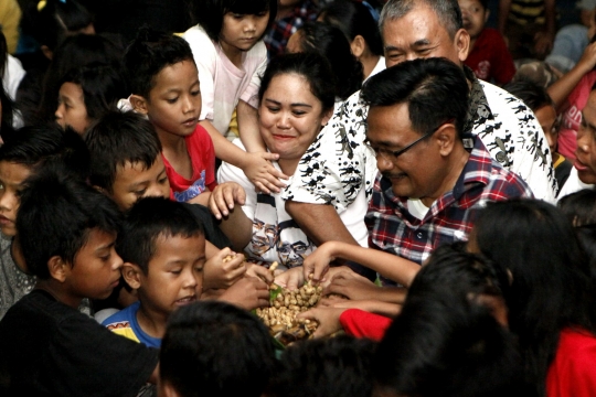 Keseruan Djarot nobar Thailand vs Indonesia di Rusun Marunda