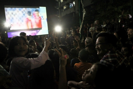 Keseruan Djarot nobar Thailand vs Indonesia di Rusun Marunda