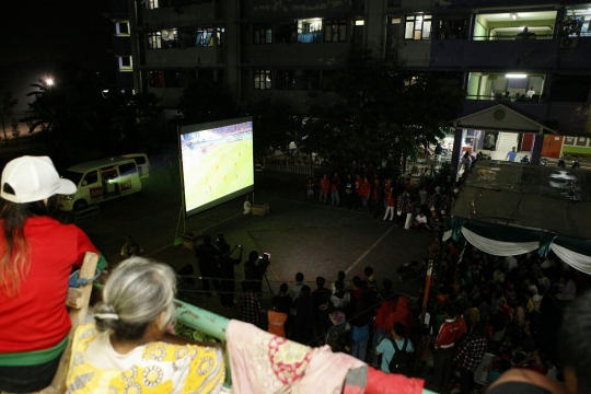 Keseruan Djarot nobar Thailand vs Indonesia di Rusun Marunda