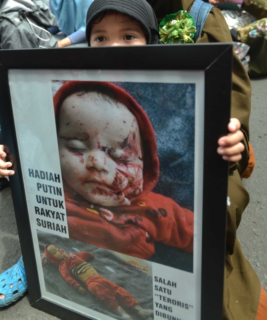 Aksi solidaritas untuk korban perang Aleppo di depan Kedubes Rusia