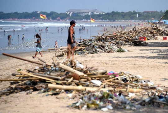 Tumpukan sampah dari lautan cemari Pantai Kuta