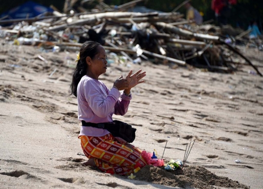 Tumpukan sampah dari lautan cemari Pantai Kuta